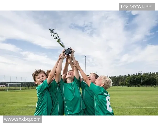 足球片段中的激情与梦想展现了运动员的坚持与团队的力量 足球片段中的激情与梦想展现了运动员的坚持与团队的力量